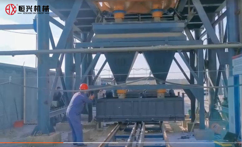 自保溫發泡磚生(sheng)産線雙工位澆注(zhu)新疆客戶現場